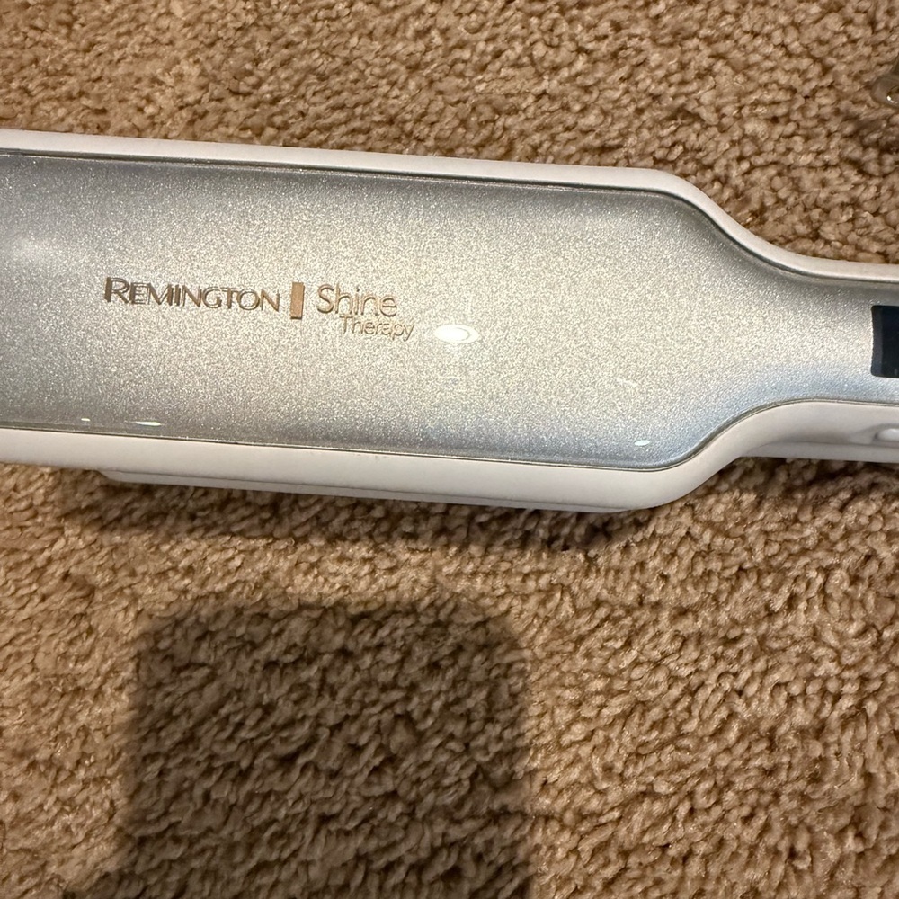 Remington Shine Therapy Straightener in White and Silver - Picture 2 of 7